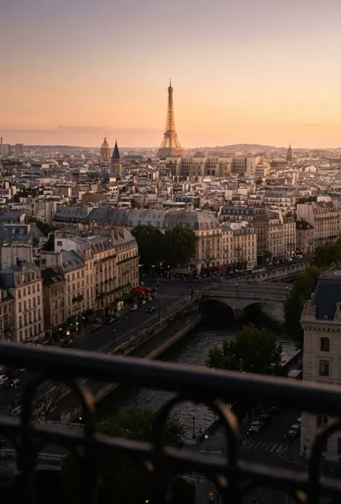 Vue panoramique de Paris au coucher du soleil avec la Tour Eiffel